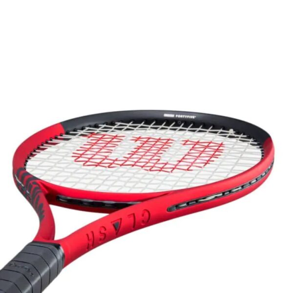 Wilson Clash 98 V2 tennis racket - handle right view